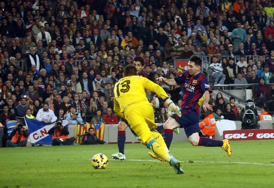 Messi segna il gol del 4-1: doppietta personale, scavalcato Zarra. Action Images